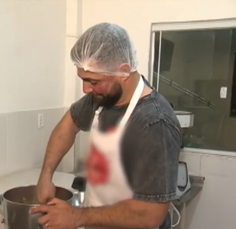 Diego, ex-goleiro do Flamengo, trabalha fazendo brownies — Foto: Reprodução / Record
