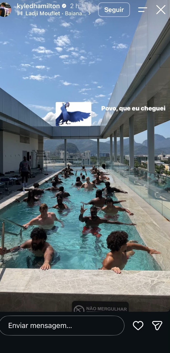 Piscininha, funk e vibe carioca: jogadores chegam ao Rio e curtem clima antes do jogo da NFL