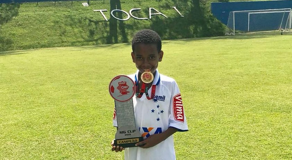 Estevão William ainda criança na base do Cruzeiro — Foto: Reprodução