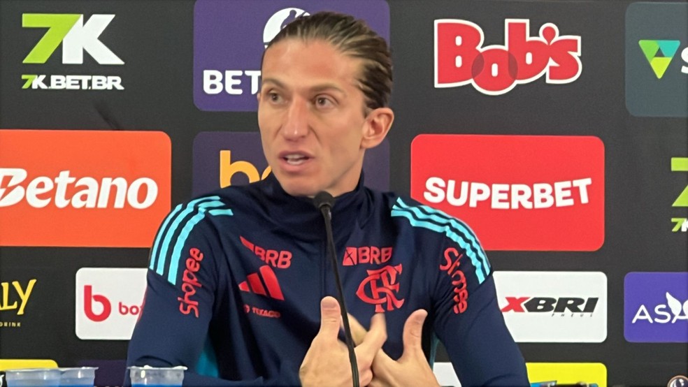 Filipe Luís em coletiva de imprensa após final da Supercopa — Foto: Letícia Marques