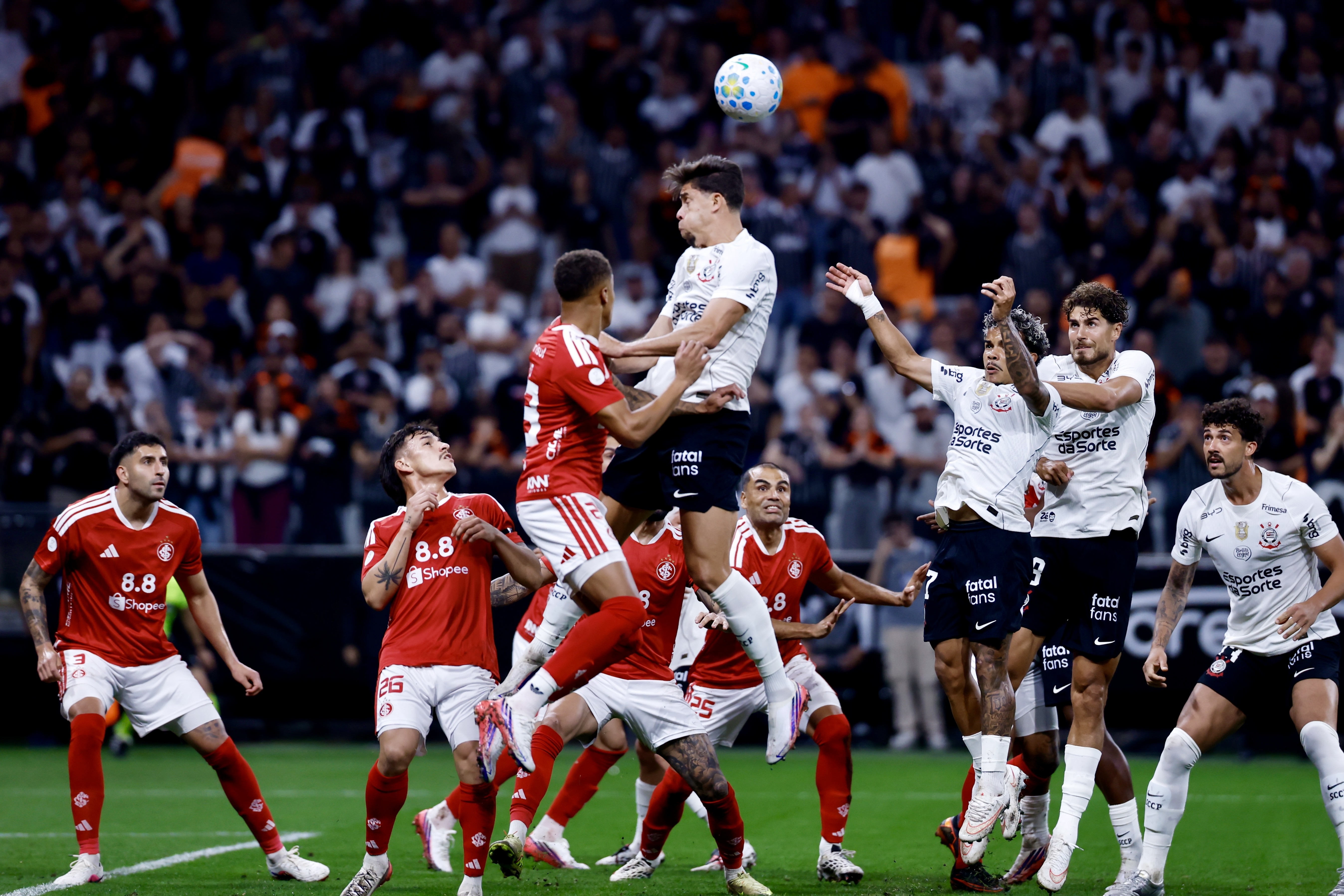Corinthians Pressiona, Mostra Força Aérea, Mas É Eliminado em Grande Desafio