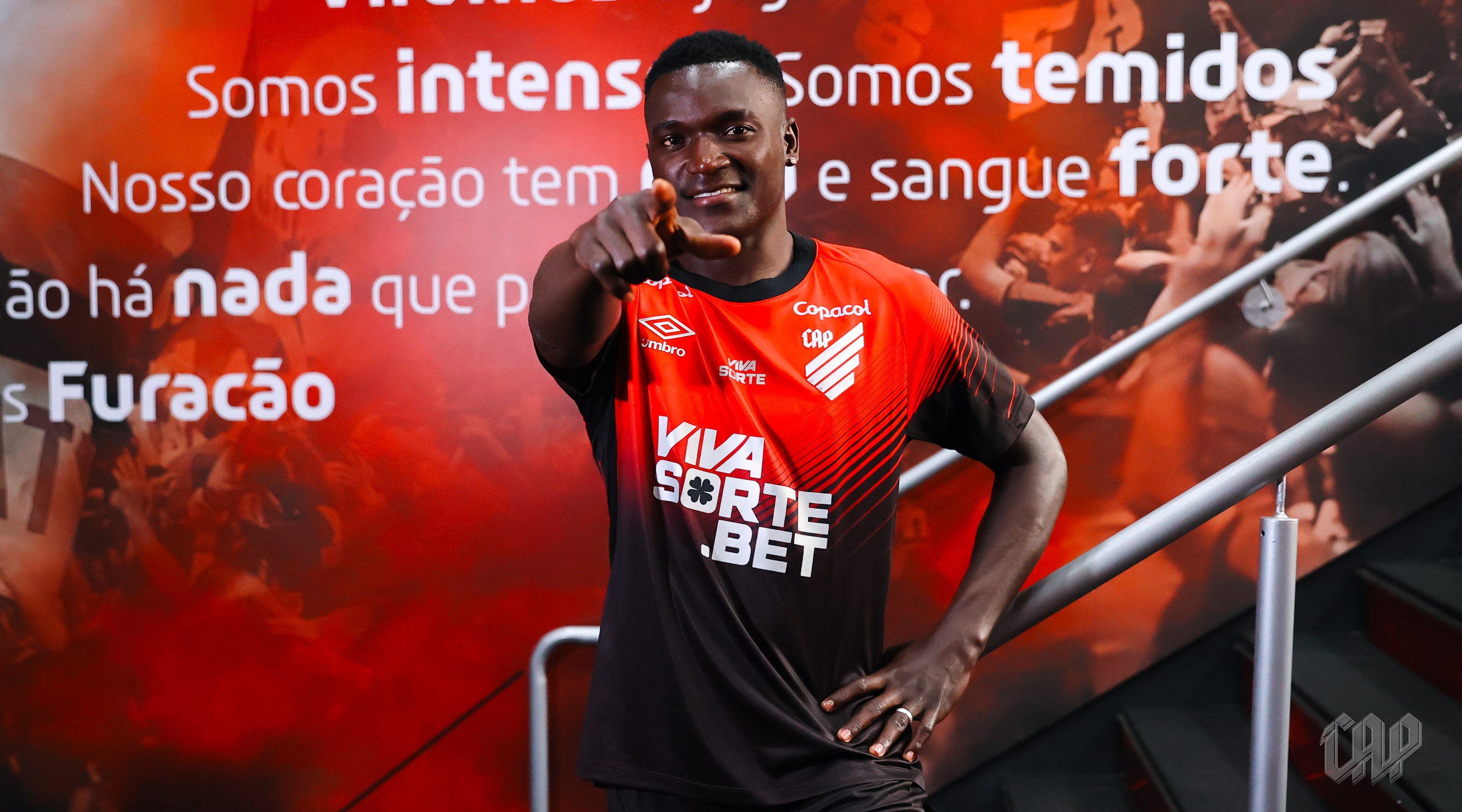 Viveros se torna a contratação mais cara da história do Athletico | Ge