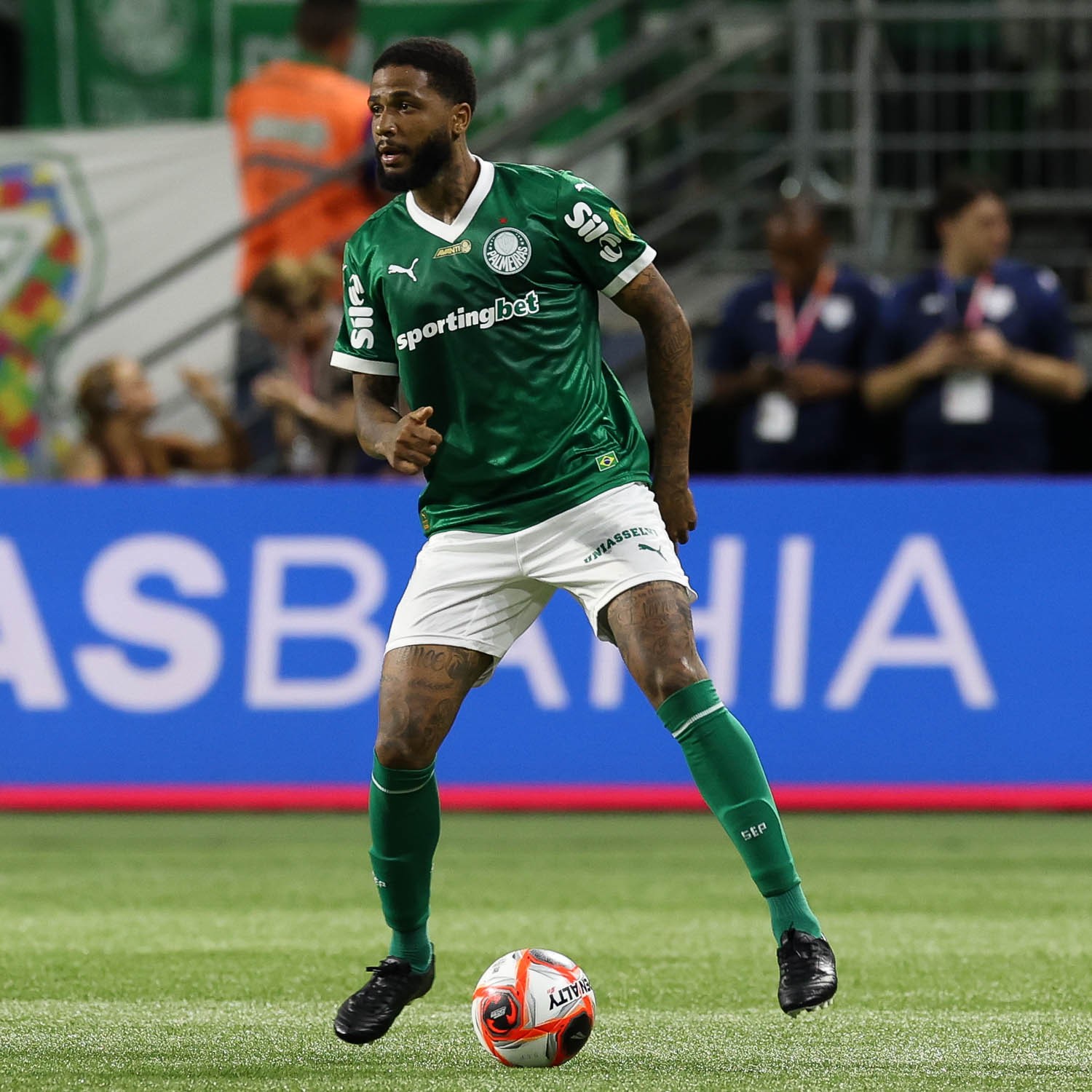 Micael destaca-se no Palmeiras e intensifica competição com experientes na defesa