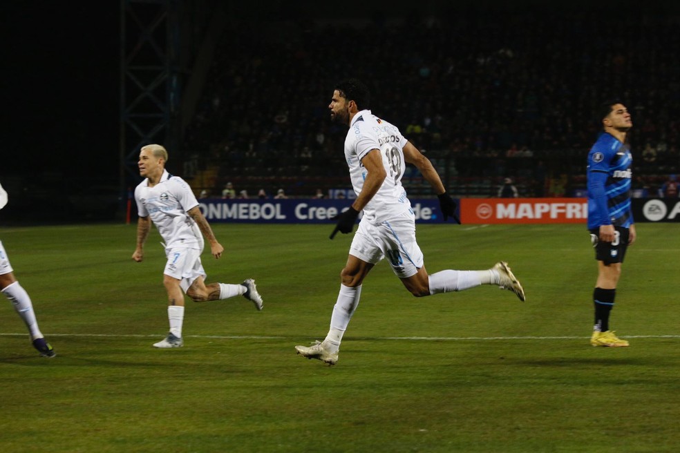 Diego Costa abre o placar para o Grêmio no Chile — Foto: João Victor Teixeira/ge