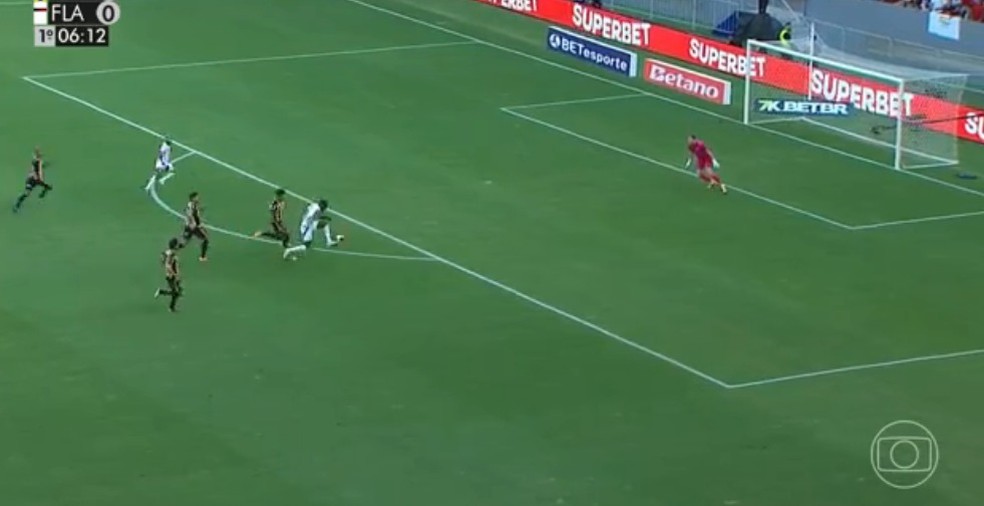 Michael estava livre, mas Gerson não tocou — Foto: Reprodução / TV Globo