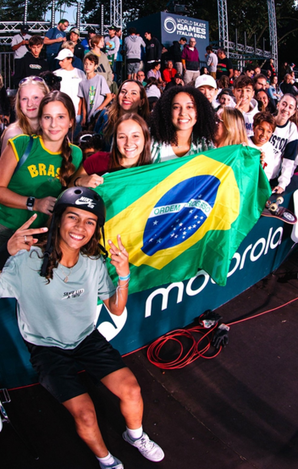 Rayssa Leal comemora conquista do Mundial com a torcida brasileira em Roma — Foto: World Skate