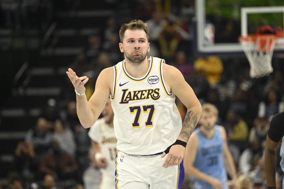 Luka Doncic, do Los Angeles Lakers, celebra cesta de três pontos em Memphis — Foto: Matthew A. Smith/Getty Images