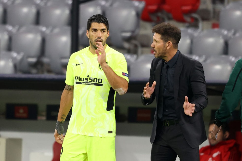 Suárez conversa com Diego Simeone em partida do Atlético de Madrid — Foto: Getty Images