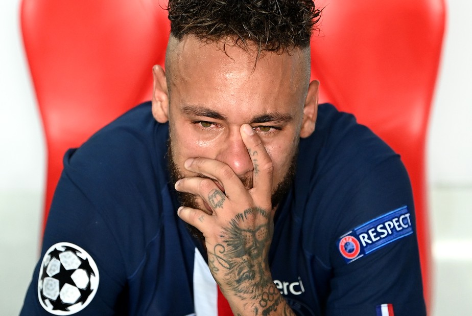 Neymar chora com derrota para o Bayern e perda do título do PSG na Liga dos Campeões