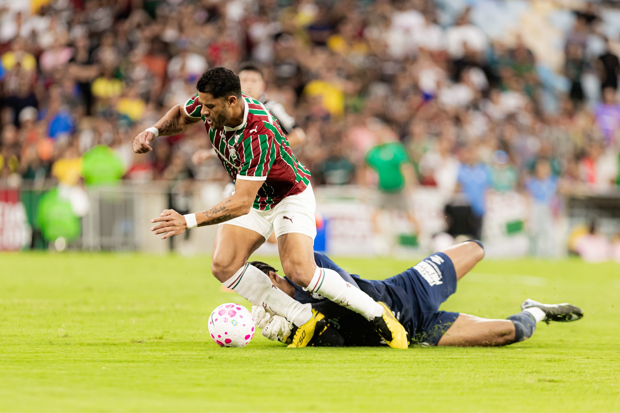 Hulk sofre com marcação pesada, e Fluminense busca soluções para liberar atacante