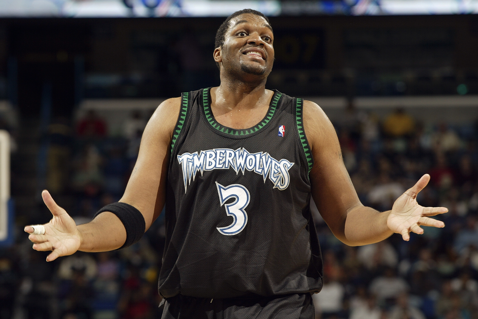 Oliver Miller em a&ccedil;&atilde;o pelo Minnesota Timberwolves &mdash; Foto: Getty Images