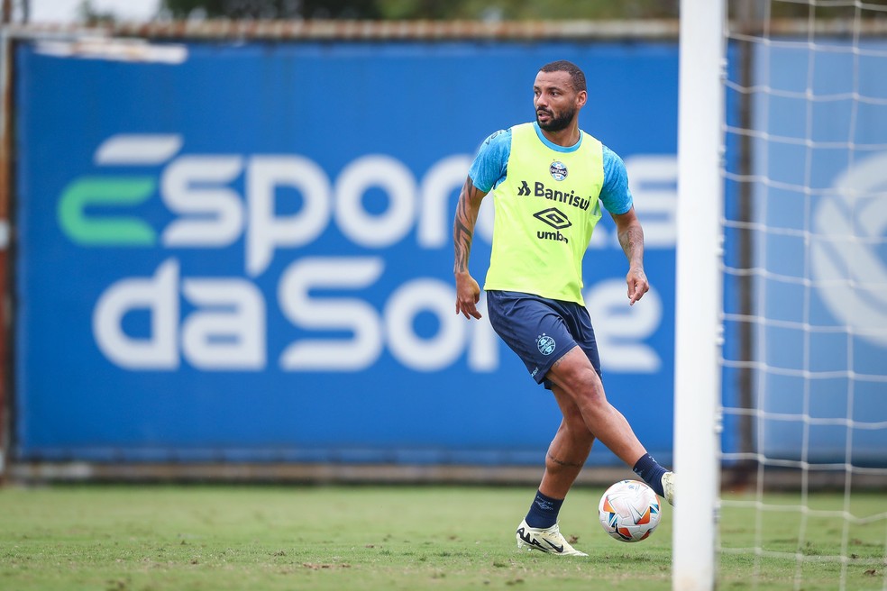 João Pedro Galvão em treino do Grêmio — Foto: Lucas Uebel/Divulgação Grêmio