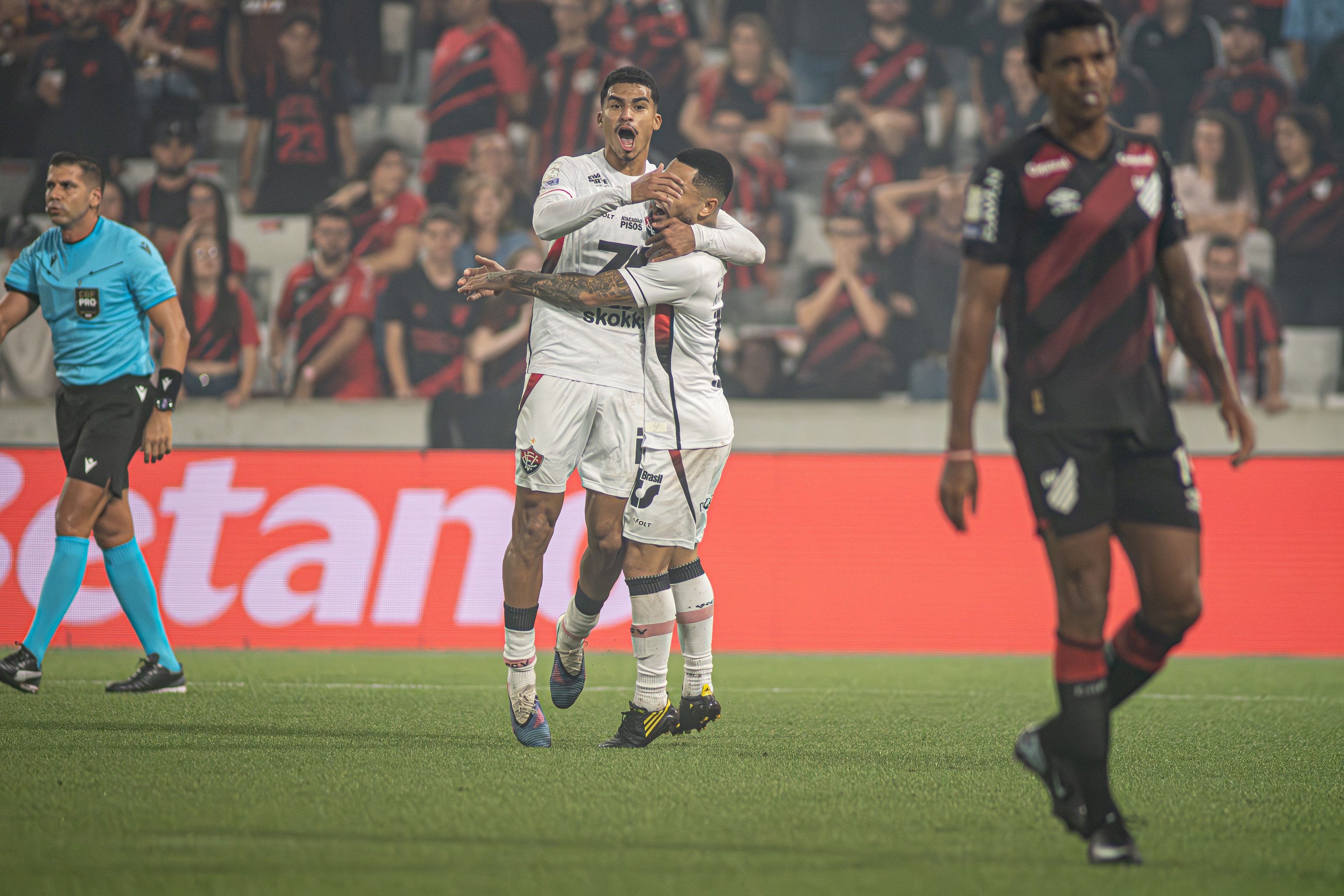 Athletico-PR 3 x 1 Vitória: assista aos gols e melhores momentos do jogo