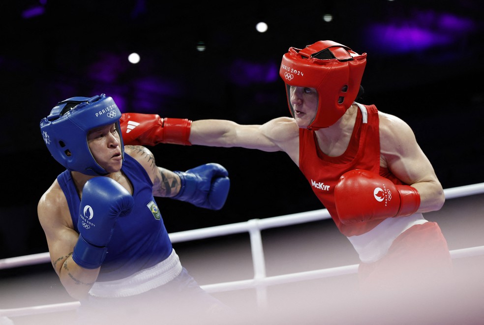 Kellie Harrington golpeia Bia Ferreira nas semifinais das Olimpíadas de Paris 2024 — Foto: REUTERS/Peter Cziborra