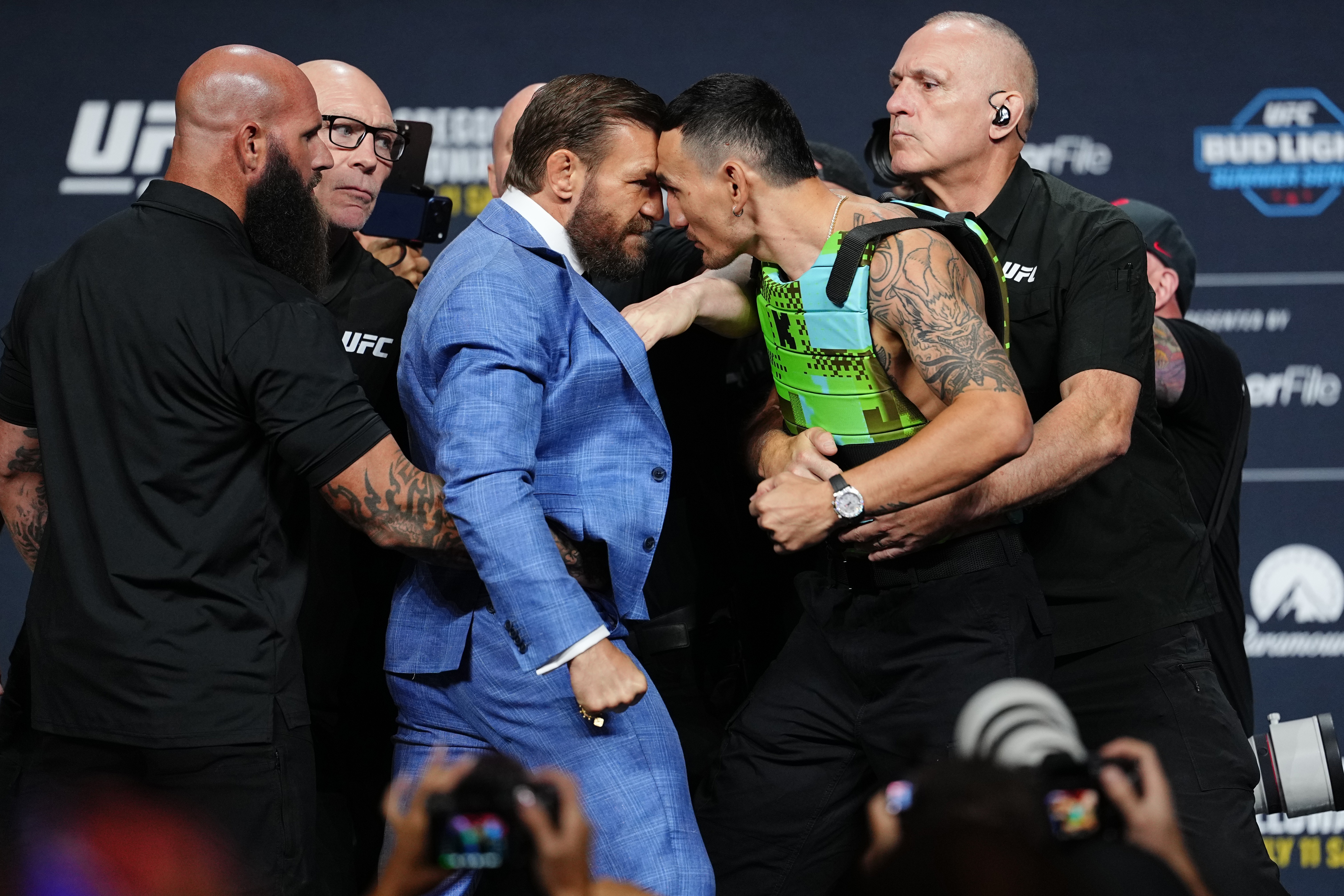 McGregor e Holloway se encaram pela última vez antes da revanche: "Sou nuclear"