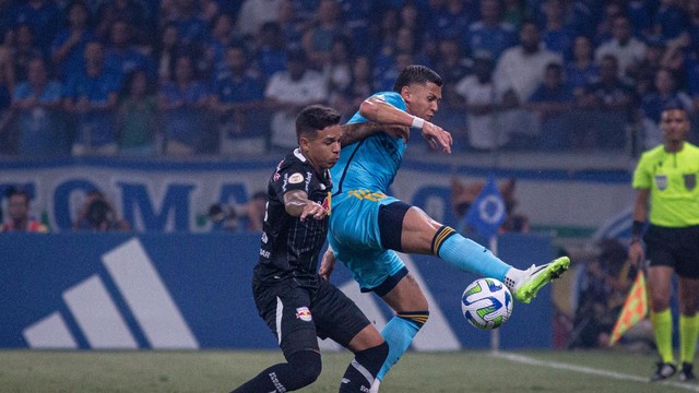 Jadson, do Bragantino, tenta o desarme durante partida contra o Cruzeiro