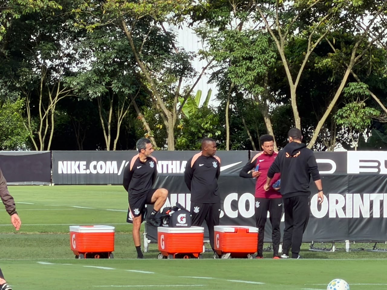Treino do Corinthians tem retorno de quatro jogadores, mas Memphis Depay continua fora