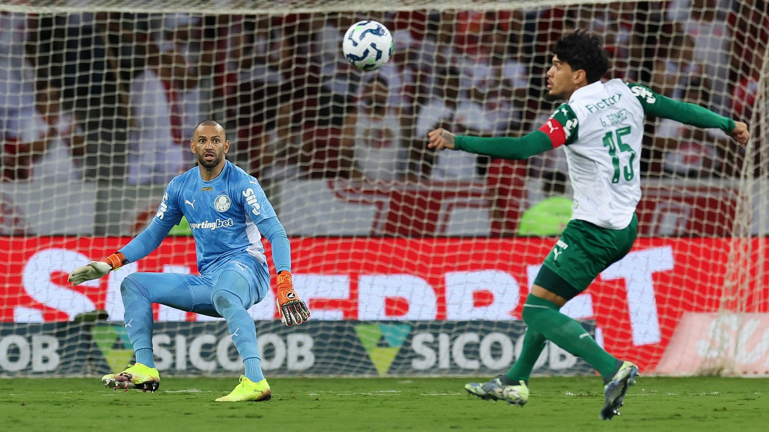 Weverton explica susto no início e Palmeiras vence com autoridade no clássico.