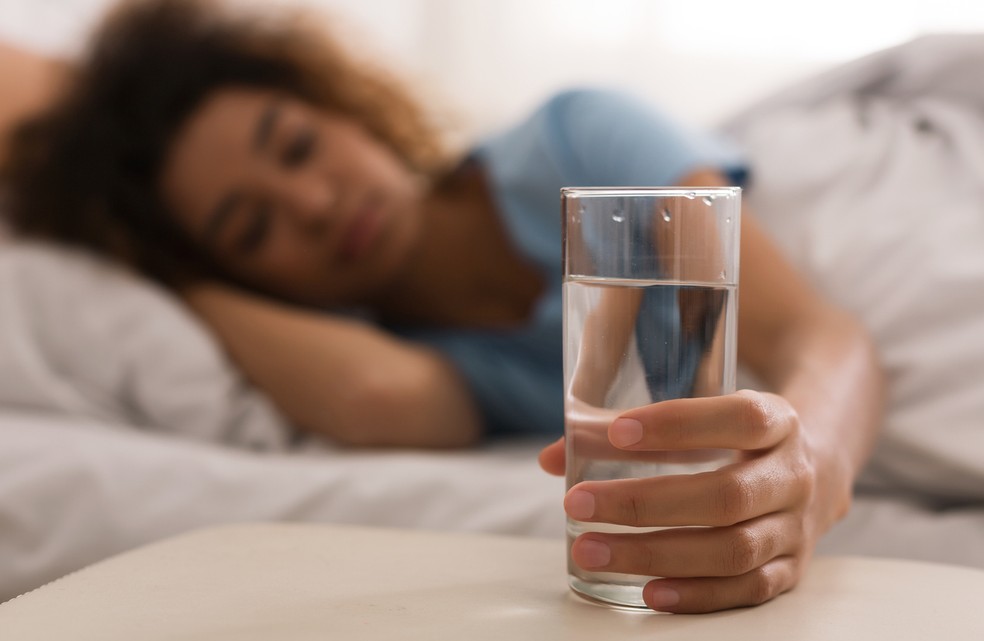Beber muita água faz mal? Especialistas dão dicas de hidratação