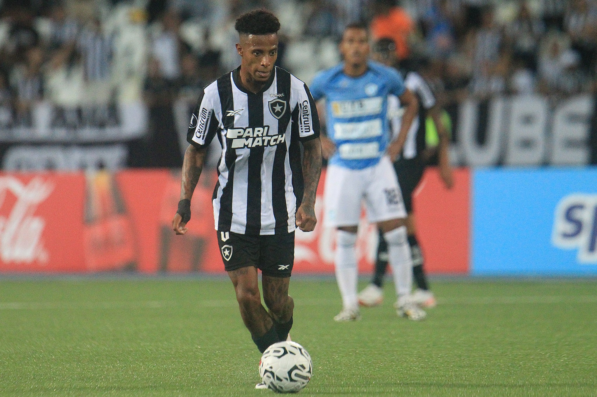 Após goleada, Tchê Tchê vê melhora no Botafogo e valoriza torcida: 
