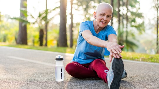 Exercício ajuda pacientes com câncer de mama avançado - Foto: (iStock)