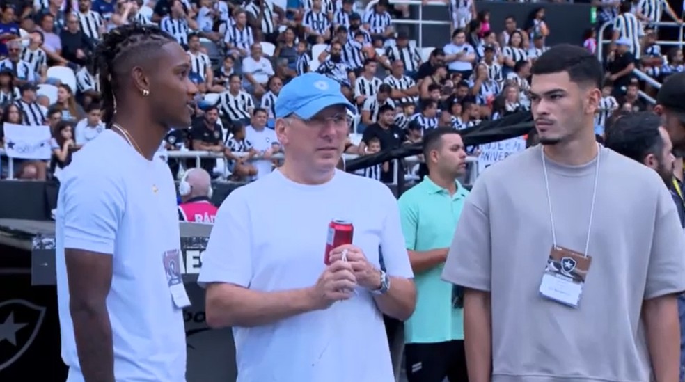 Textor acompanha jogo entre Botafogo e Chapecoense — Foto: Reprodução