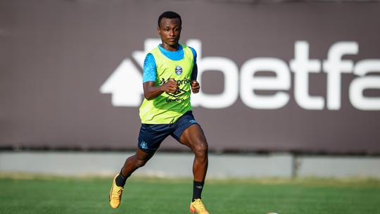Antes sensação, atacante do Grêmio perde espaço com Renato e tenta recuperar confiança