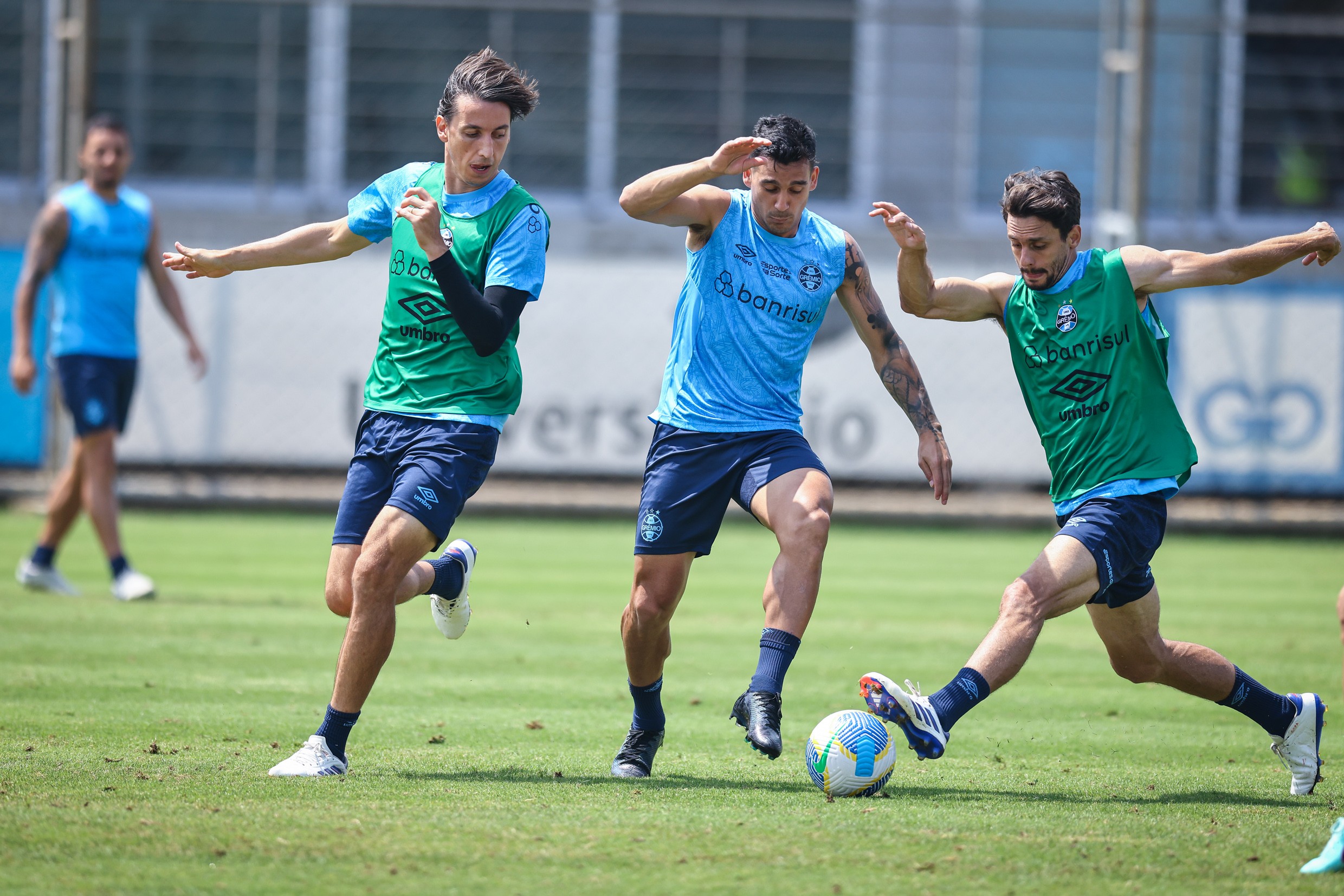 Lesão de Kannemann e aposentadoria de Geromel indicam reformulação na zaga do Grêmio