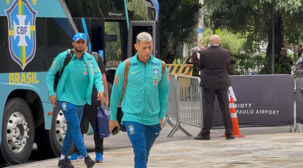 Richarlison na chegada da Seleção ao hotel em São Paulo — Foto: ge