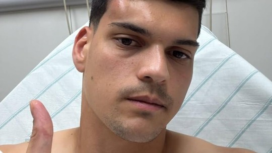 Brazão publica foto no hospital: "Não passou de um susto" - Jogador deixou a partida contra o Atlético-MG de ambulância depois de sofrer um choque na cabeça