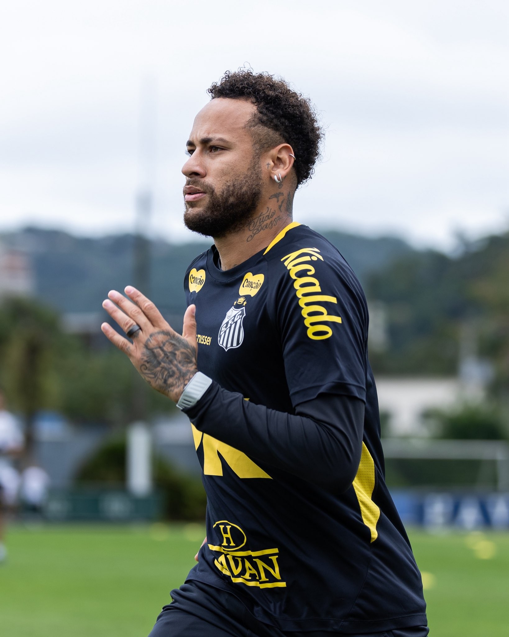 Neymar vai a campo, treina finalizações e mira retorno ao Santos contra o Fluminense