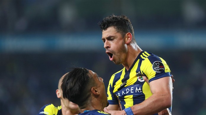 Brilhou! Talisca marca dois gols em vitória do Besiktas na Turquia