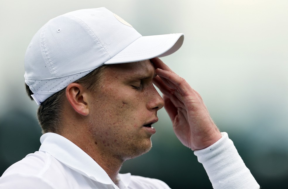Jenson Brooksby lamenta durante jogo contra João, em Wimbledon — Foto: Stephanie Lecocq/Reuters
