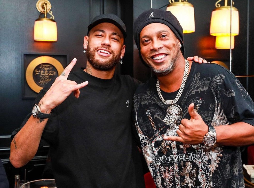Neymar e Ronaldinho Gaúcho se encontram após vitória do PSG sobre o RB Leipzig — Foto: Reprodução/Instagram