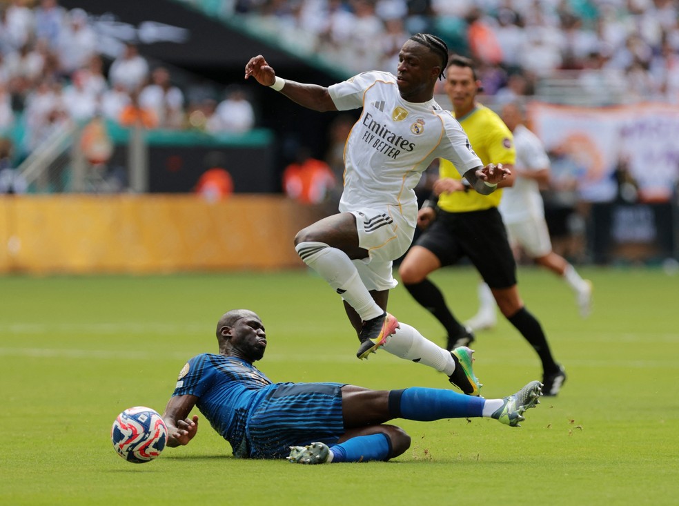 Vinicius Junior leva cartão amarelo por simulação contra o Al-Hilal — Foto: Reuters
