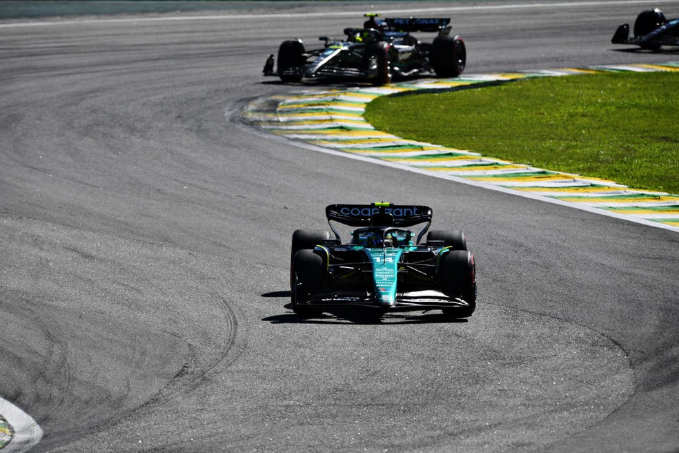 Fernando Alonso à frente de Lewis Hamilton no GP de São Paulo de F1 2023 — Foto: Rudy Carezzevoli/Getty Images