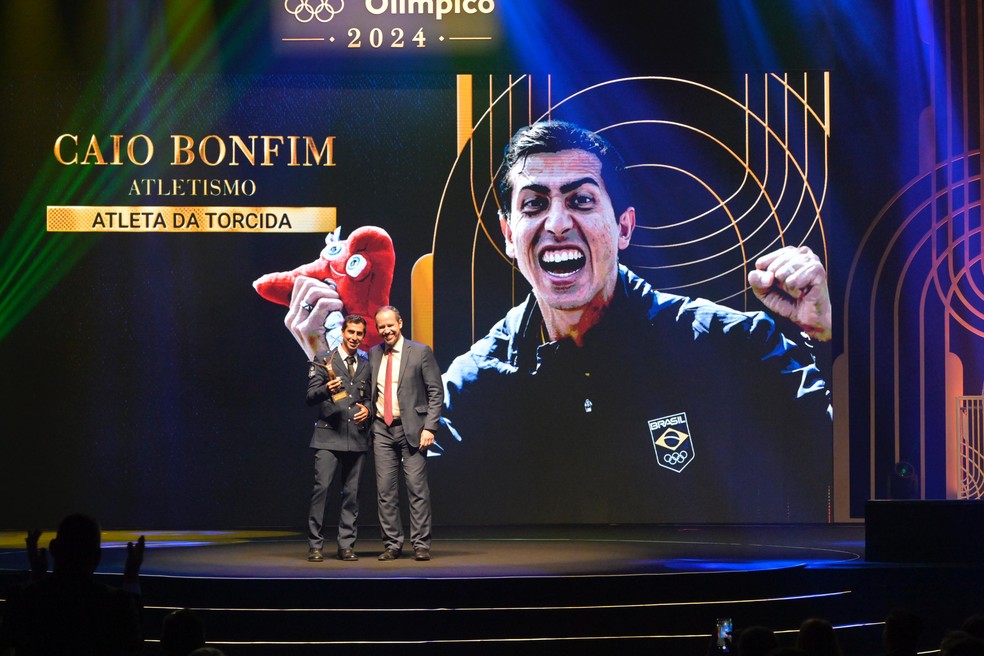 Caio Bonfim recebe o prêmio Atleta da Torcida de 2024 — Foto: André Durão/COB