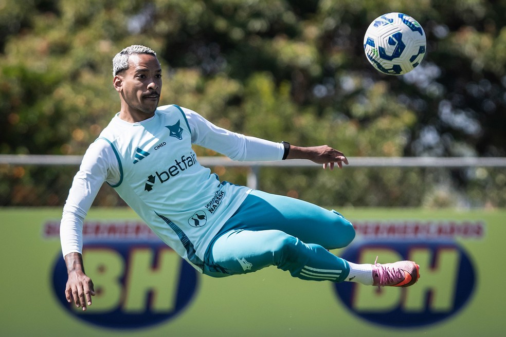 Matheus Pereira durante treino do Cruzeiro na Toca — Foto: Gustavo Aleixo/Cruzeiro