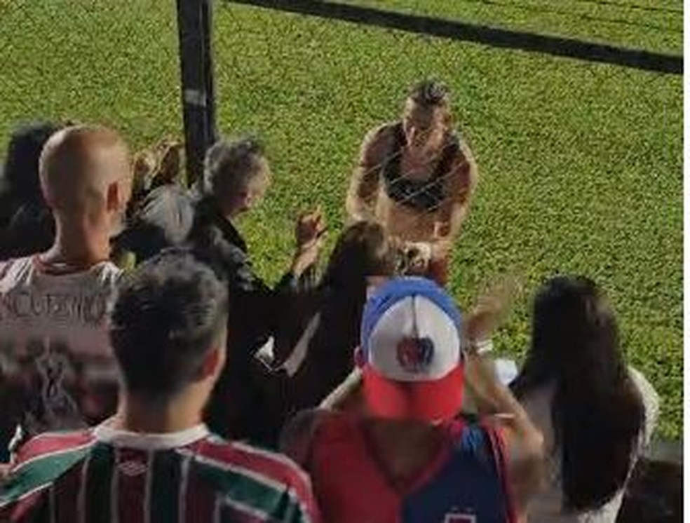 Canobbio emociona torcedora e entrega camisa do Fluminense em noite especial na Copa do Brasil