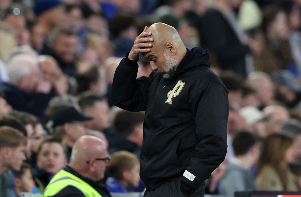 Pep Guardiola, técnico do Manchester City, durante o jogo contra o Everton — Foto: REUTERS/Scott Heppell