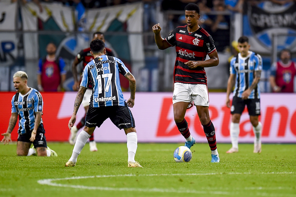 Carlinhos em ação em Grêmio x Flamengo — Foto: Marcelo Cortes/Flamengo