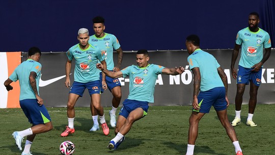 Seleção treina com grupo completo e trio da base do Palmeiras