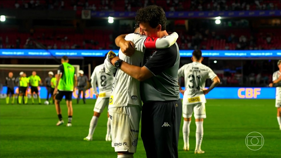 Neymar chora abraçado a Fernando Diniz após Santos x Vasco — Foto: Globo