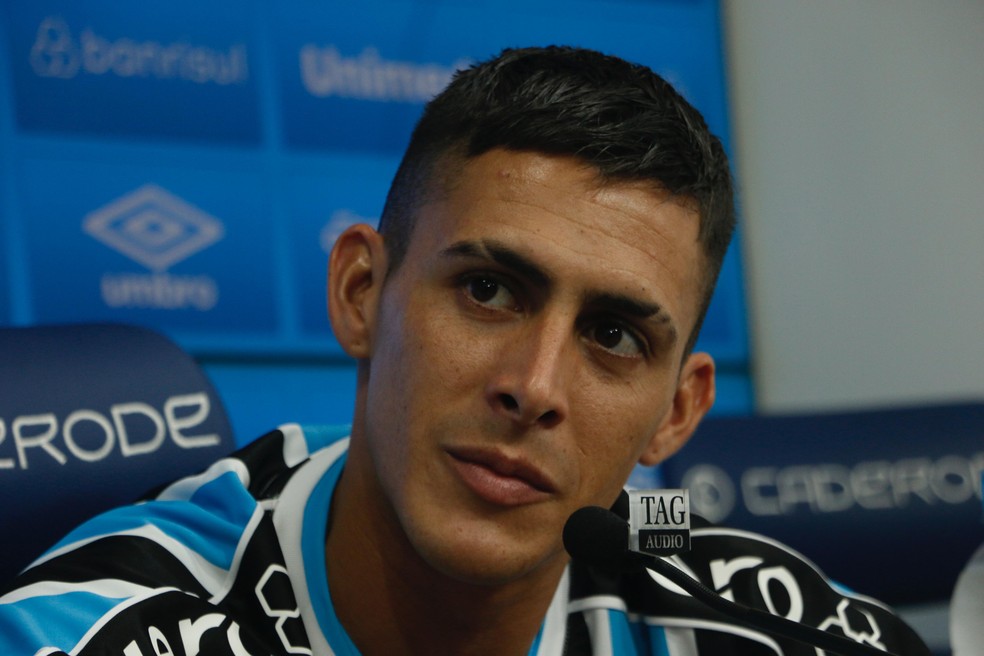 Cristian Pavon em apresentação no Grêmio — Foto: João Victor Teixeira