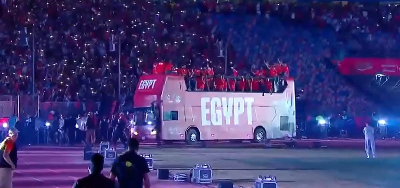 Jogadores do Egito são recebidos com festa no estádio nacional do Cairo após campanha na Copa