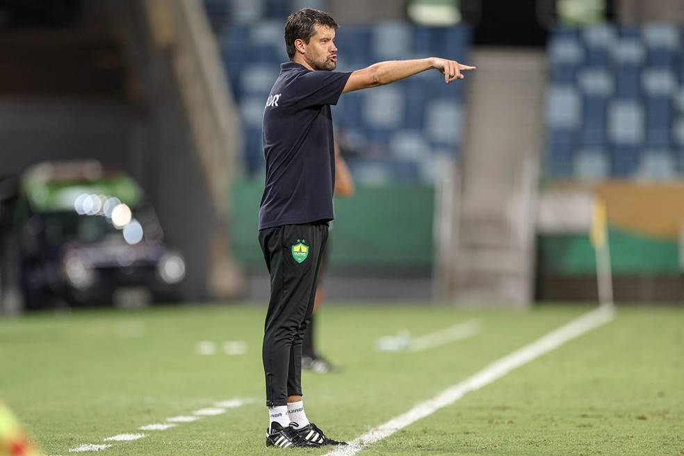 Luiz Fernando Iubel no primeiro jogo à frente do Cuiabá em 2024 — Foto: AssCom Dourado