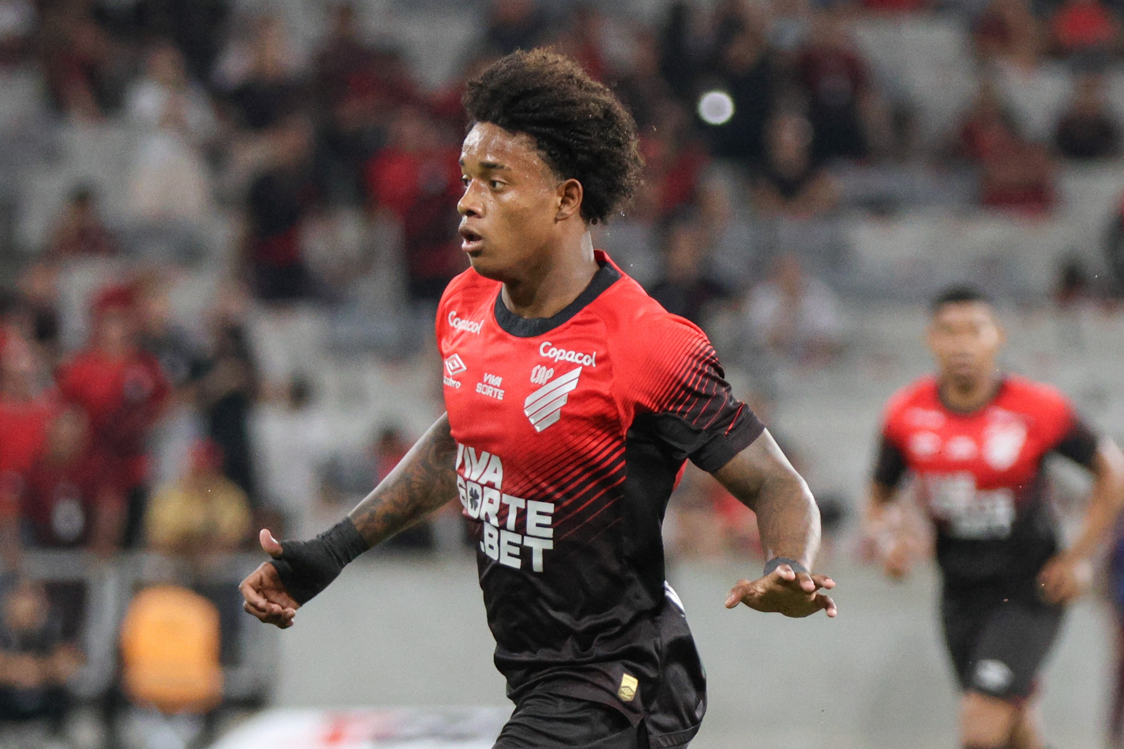 Negociado com o Shakhtar, Bruninho pede para não jogar mais pelo Athletico até transferência