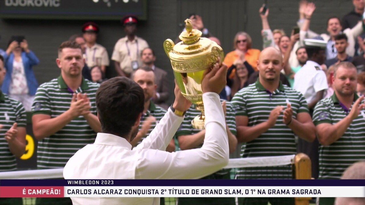 Carlos Alcaraz bate Djokovic em batalha na grama de Wimbledon e chega ao 2º  Grand Slam