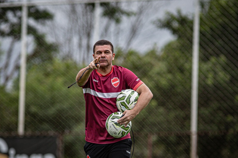 Umberto Louzer: promessa de um Vila se impondo no Goianão — Foto: Roberto Corrêa/VNFC