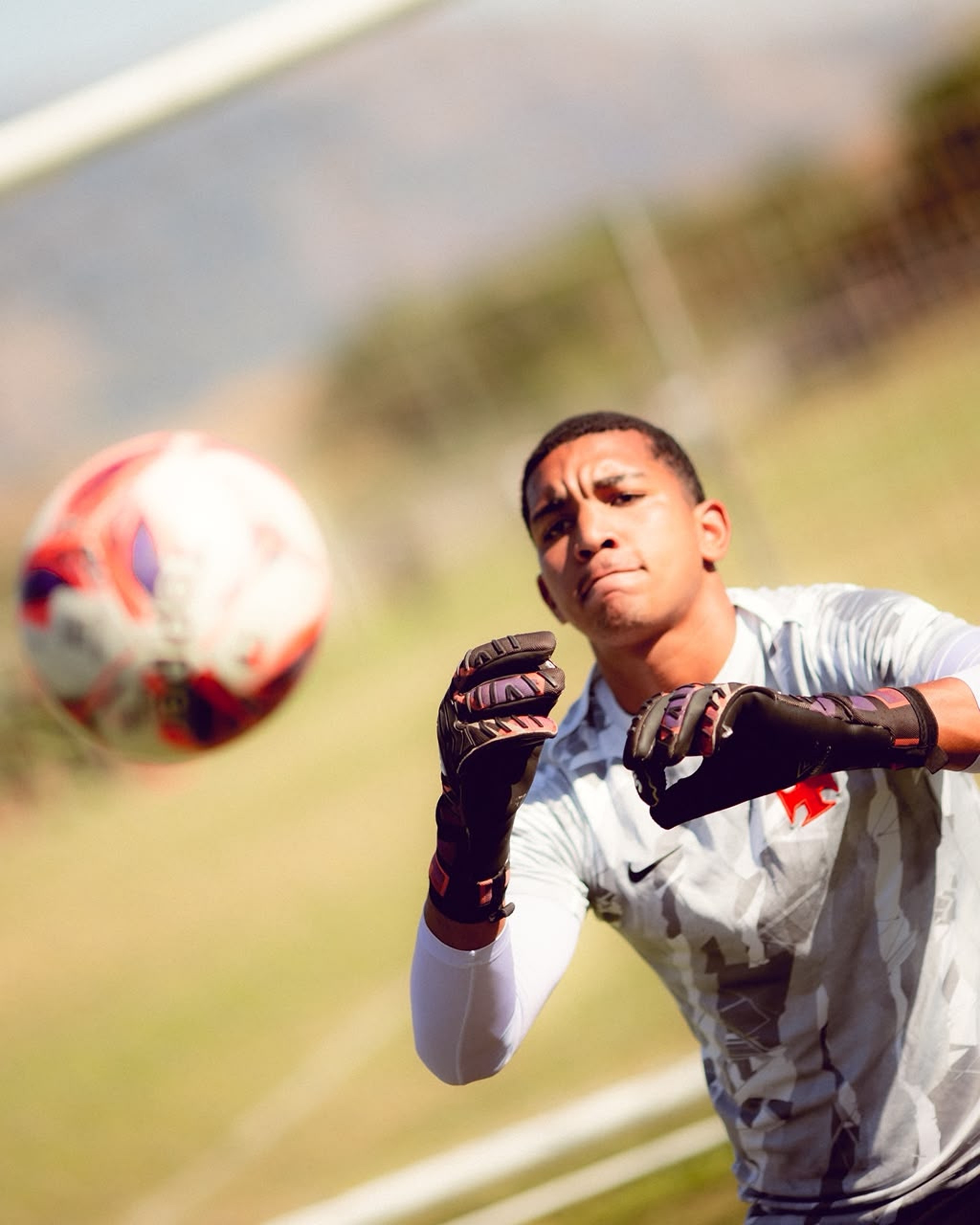 Conheça o goleiro de 17 anos que assinou contrato com o Vasco com multa de R$ 339 milhões
